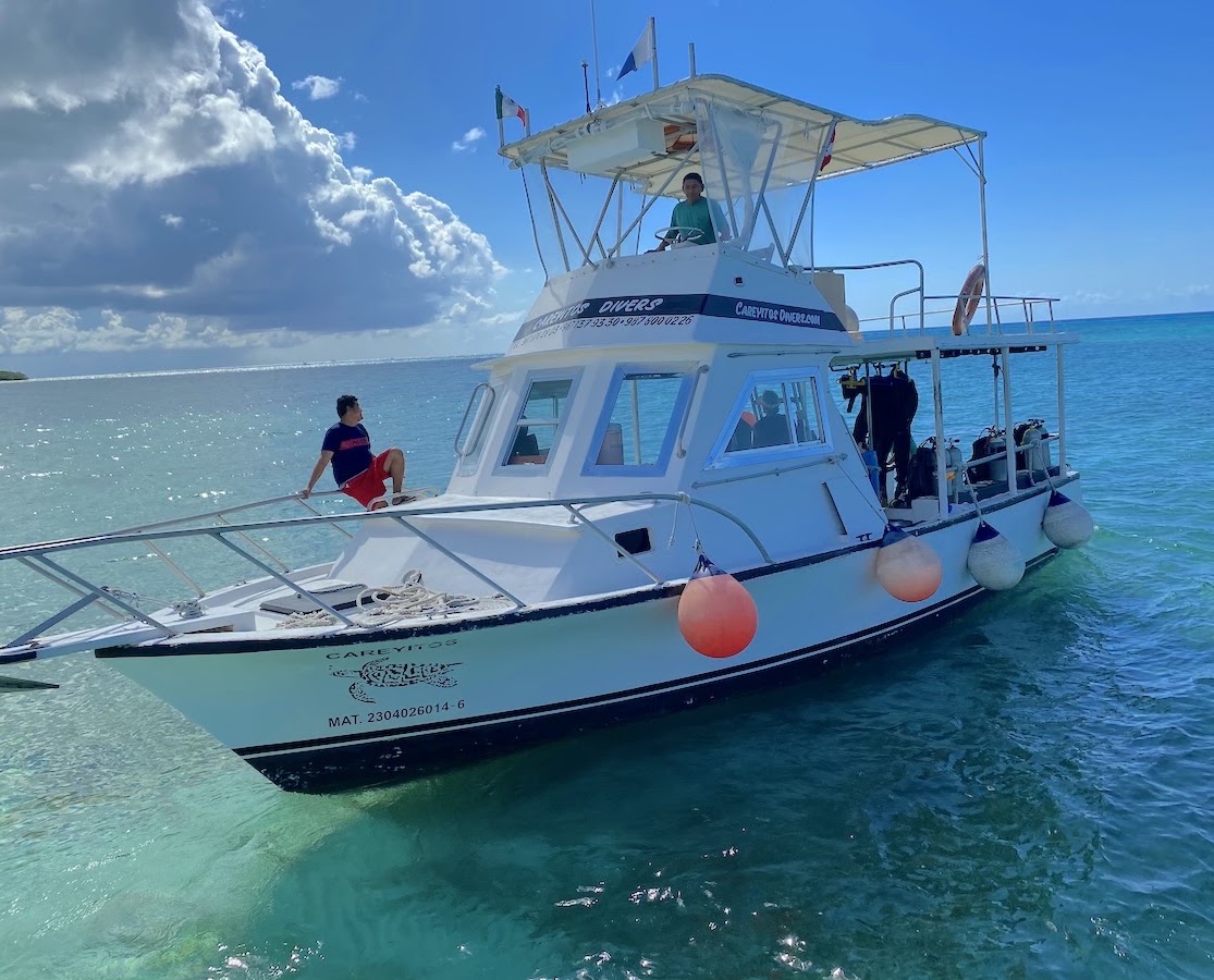The Careyitos Divers boat under way with the dive flag flying off Cozumel